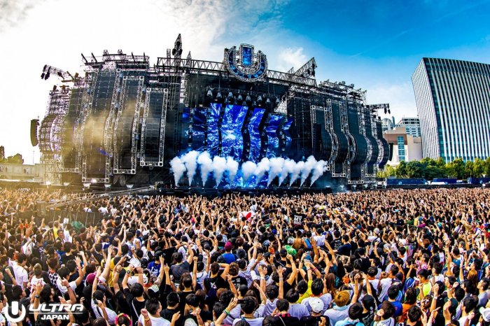 Music and art festival tours